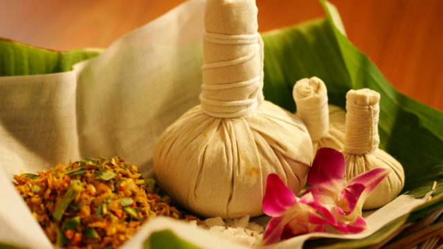 herbal-hot-compress-massage2