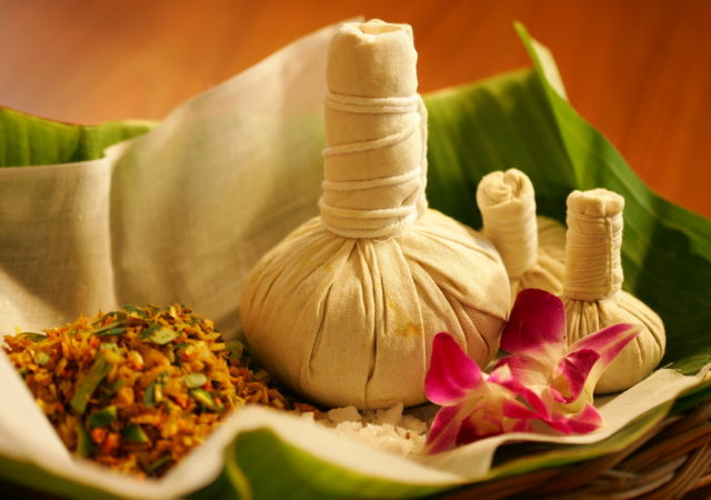 herbal-hot-compress-massage2